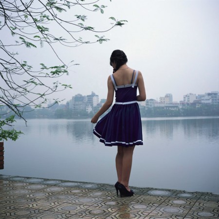 La jeune fille au bord du lac