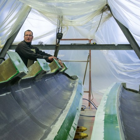 Thomas Lebéev36 ans, technicien nautique, Kairos, Concarneau, Finistère<br>
Assemblage de deux demi-coques de flotteur de trimaran de fibre de lin infusée<br>
« Contrairement à la fibre de verre très urticante, la fibre de lin est plus agréable à travailler. »