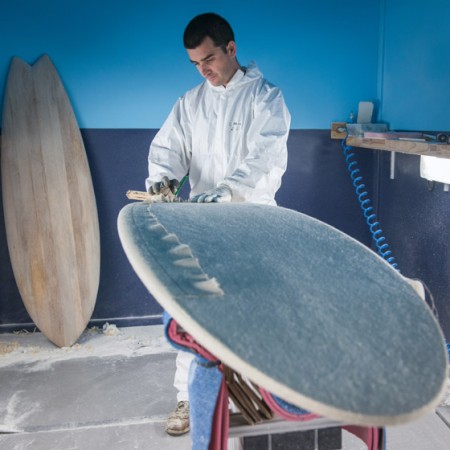 Pierre Pomiers<br>39 ans, cofondateur de Notox, Anglet, Pyrénées-Atlantiques<br>
Fabrication d'une planche de surf avec de la fibre de lin <br> « La planche en fibre de lin est à la fois plus performante et plus respectueuse de l'environnement. »