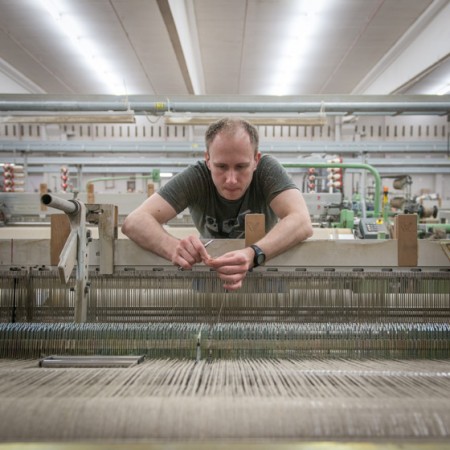 Wouter Maes<br>21 ans, tisseur, Libeco, Meulebeke, Belgique<br>
Surveillance de la qualité du tissu<br>
« Je contrôle les machines en cours de production et je répare les défauts dans le fil de chaine et la trame. »