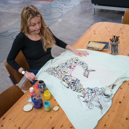 Gabrielle Gérard<br>29 ans, créatrice, Ambrym, Paris<br> 
Peinture de motifs sur une robe en lin <br>
« Je souhaite préserver mon indépendance artistique. » 
