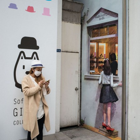 Ginza, le trompe-l'oeil <br>
Modernes paravents dans une ville « faite d'une multitude de plans enchevêtrés » selon François Laplantine in Tokyo, ville flottante.